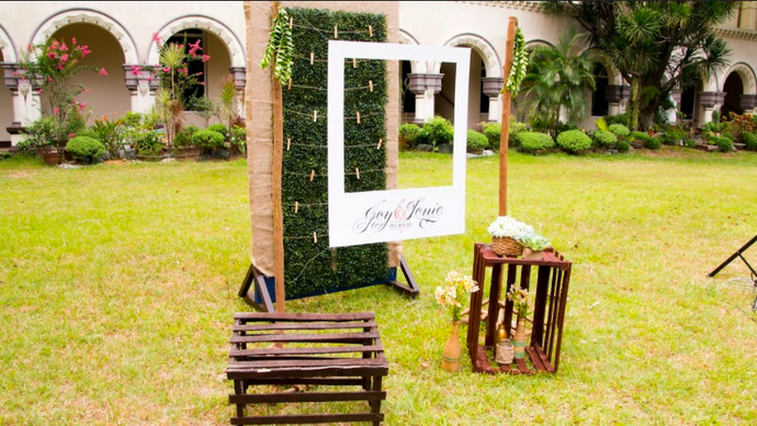This DIY Chalkboard Wedding Photo booth is the Coolest Chalkboard Wedding Project